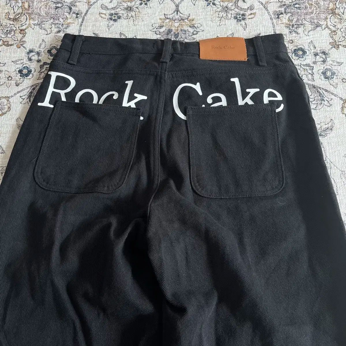 M ROCKCAKE レタリング ハイド パンツ 黒