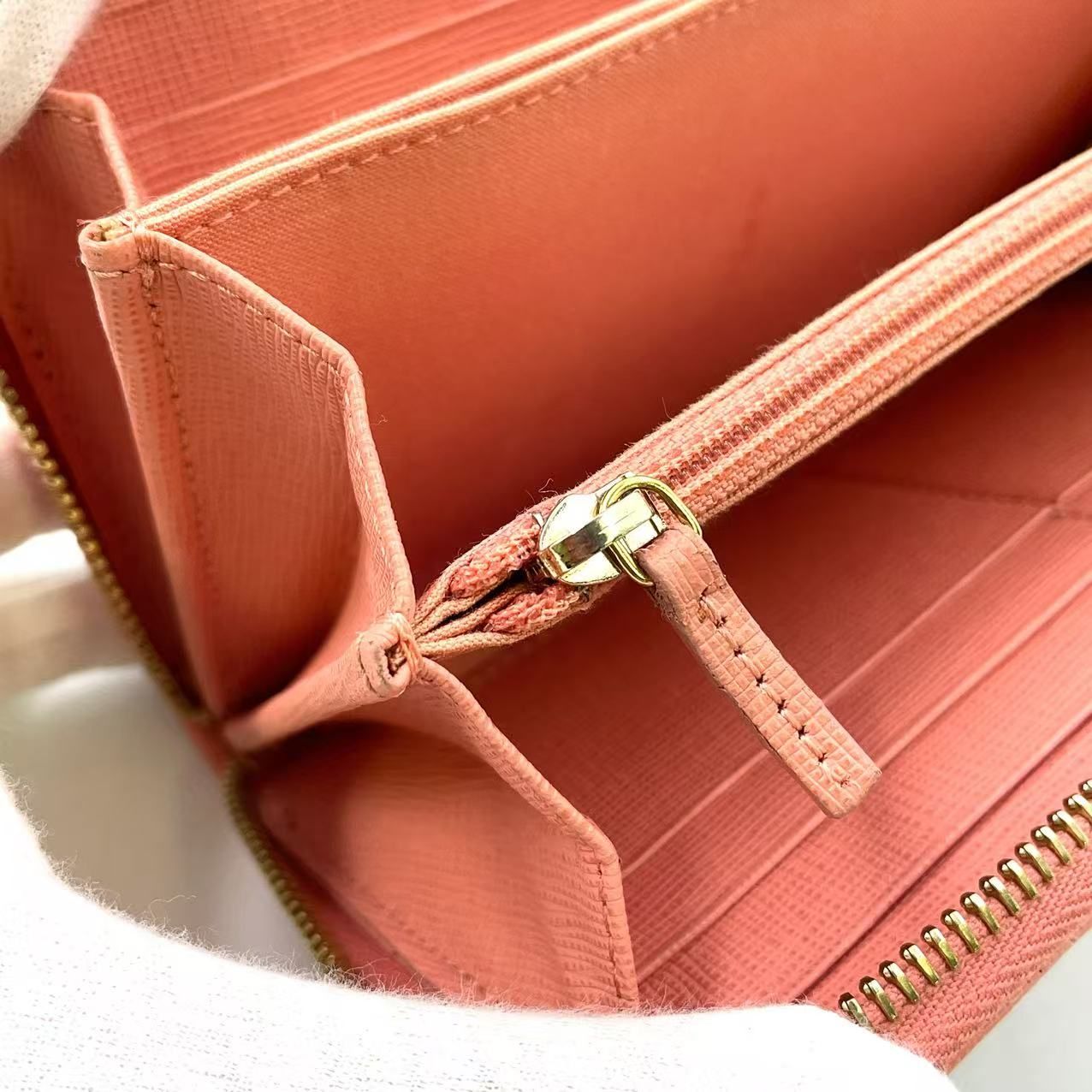 FENDIズッカ柄 ラウンドジップ 長財布 ブラウン×ピンク 【FENDI 