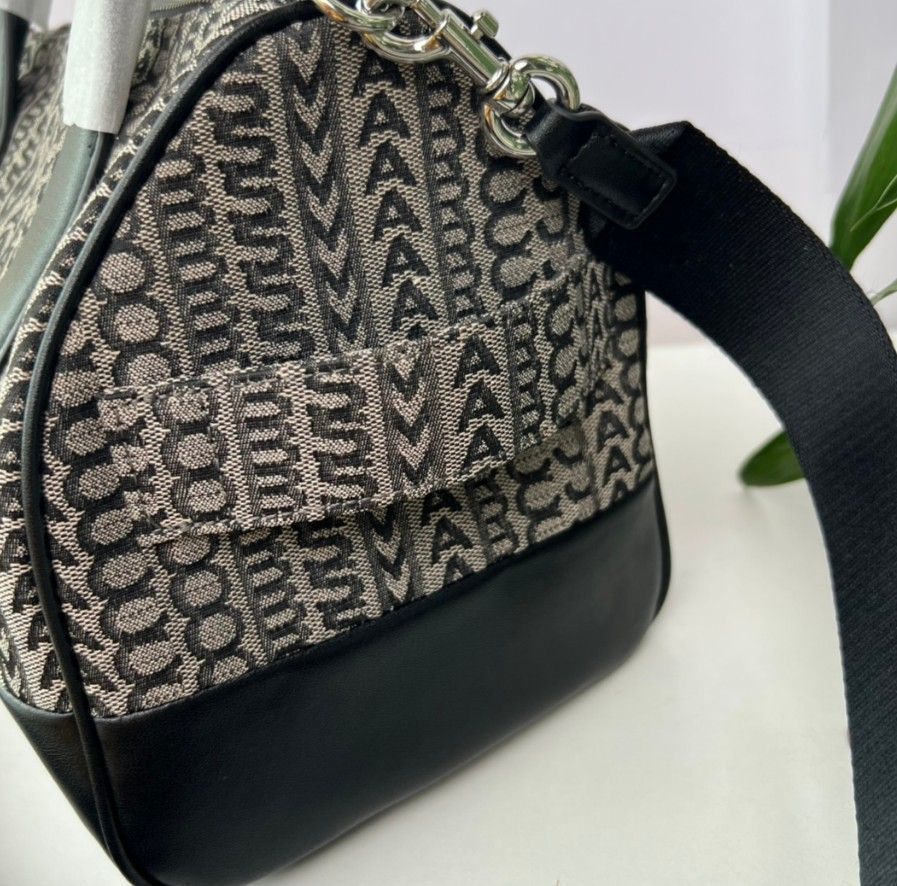 新品 Marc Jacobs モノグラム ジャカード ダッフルバッグ 2WAYトート 