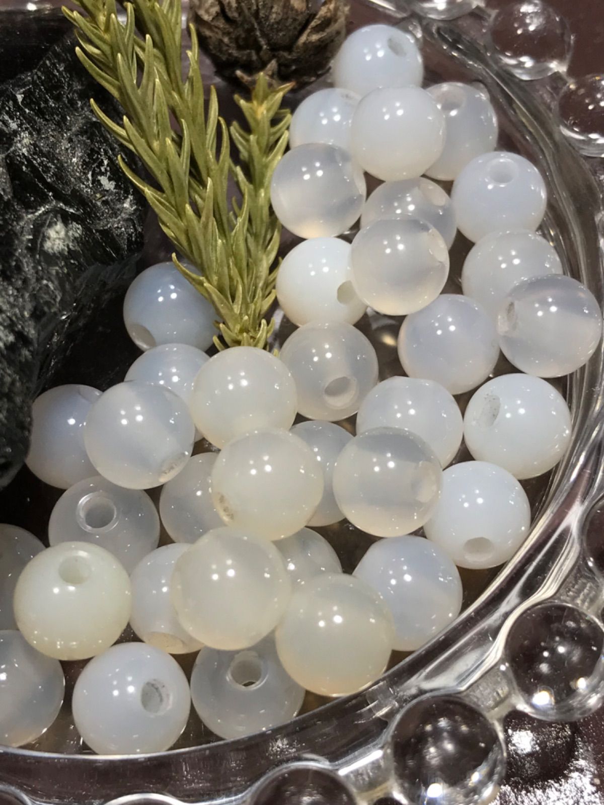 ◇大きめ穴/約8mm玉【ホワイトアゲート/瑪瑙】2mm穴パーツ30個