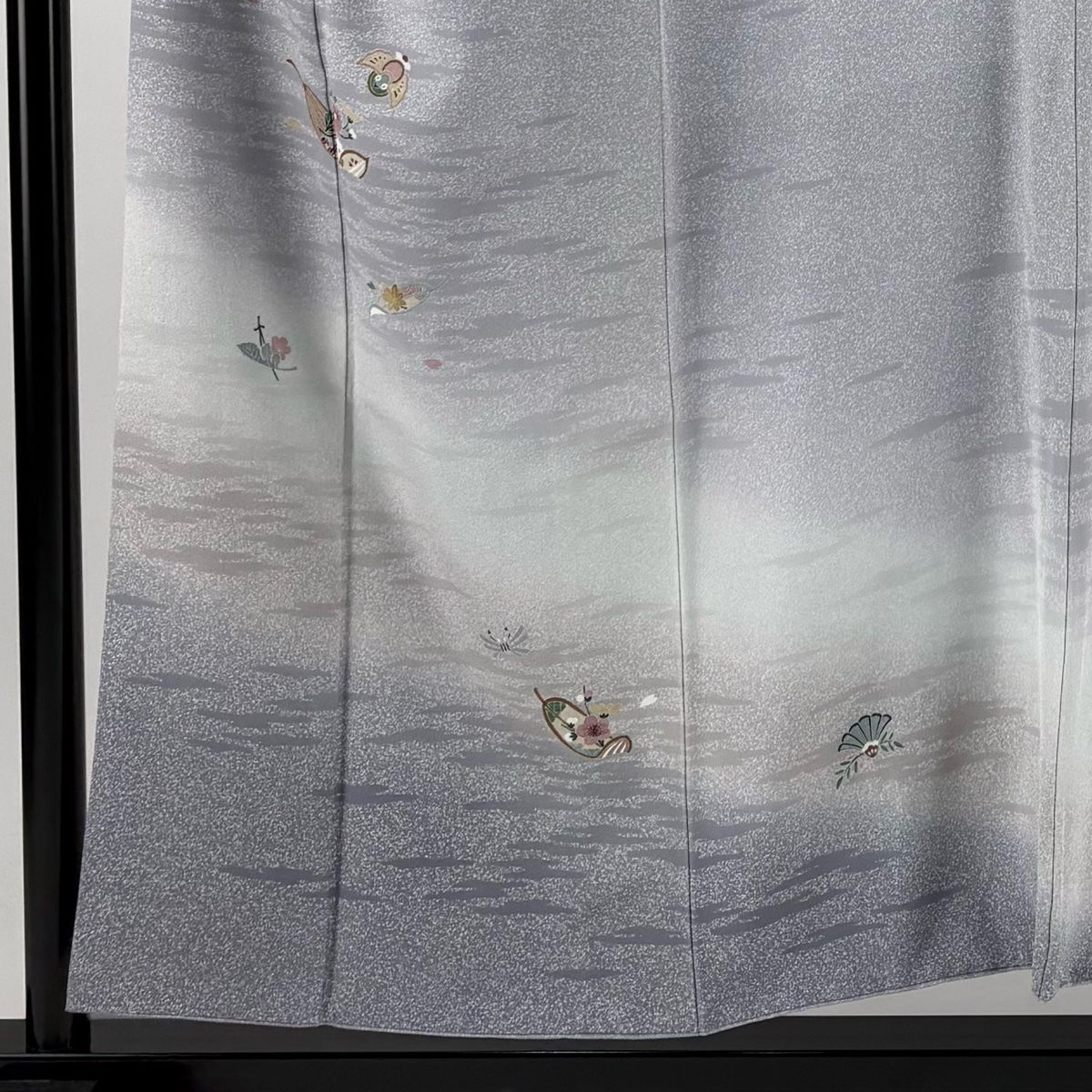 身丈153cm 裄丈64cm M 袷 鳥 草花 ぼかし 薄紫 正絹 【利】 秀品 【中古】