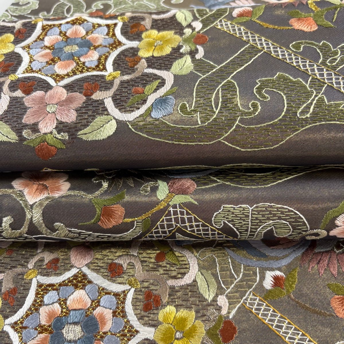 袋帯 美品 逸品 華文 向かい鳥 刺繍 箔 抹茶色 六通 正絹 【中古】