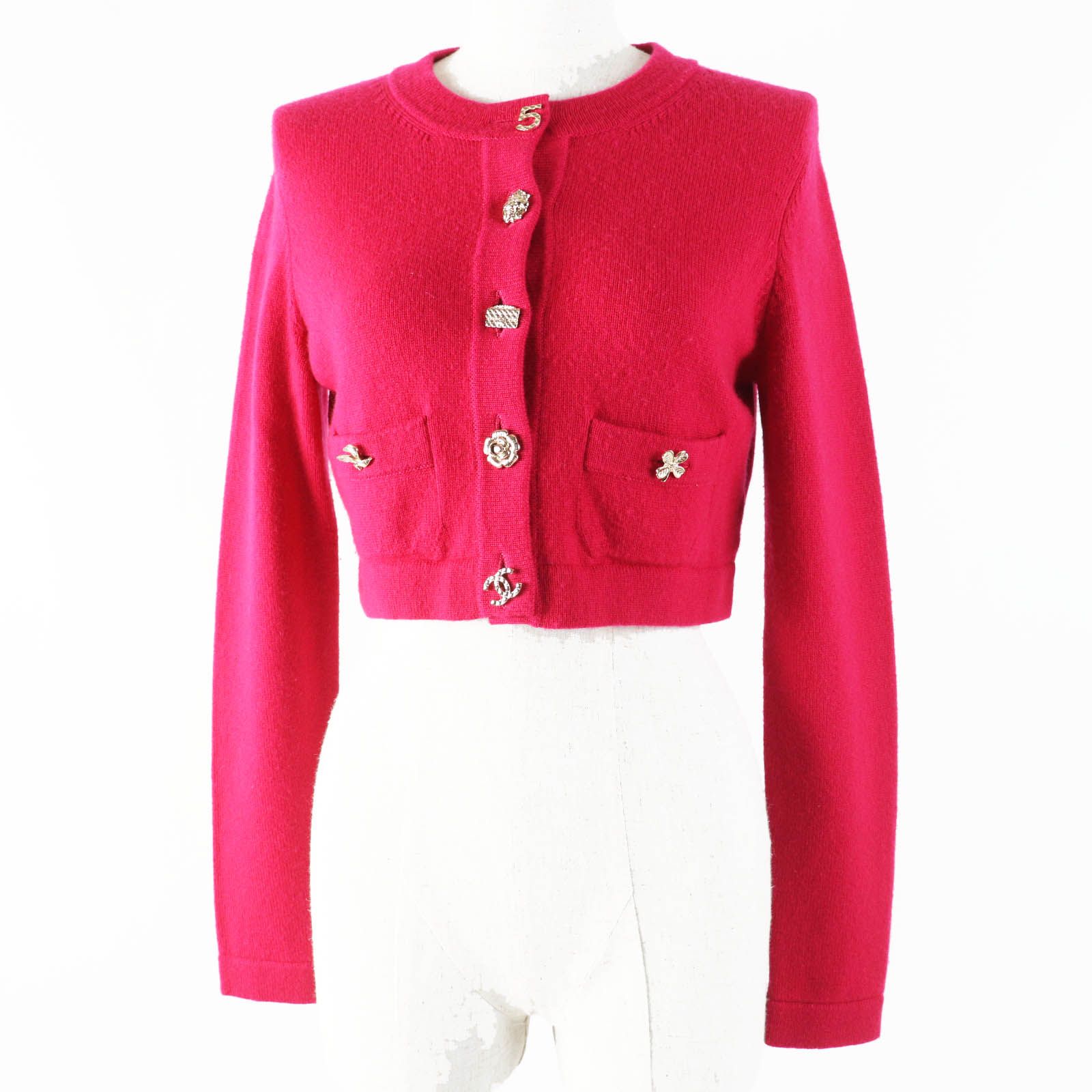 CHANEL - 極美品◎CHANEL シャネル 22AW P73483 カシミヤ100％ ラッキーチャーム クロップド丈 ニット カーディガン ショッキングピンク ゴールド金具 34 UK製 正規品 レディース 極美品◎CHANEL シャネル 22AW P73483 カシミヤ100％ ラッキー