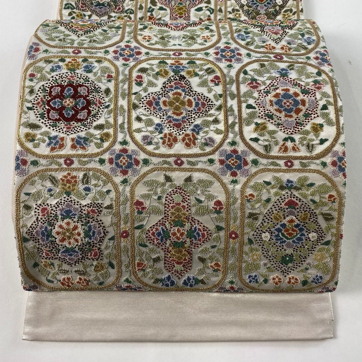 袋帯 美品 逸品 縞 草花 つづっ 金銀糸 刺繍 灰白 お太鼓柄 正絹 袋帯 美品 逸品 縞 草花 つづっ 金銀糸 刺繍 灰白 お太鼓柄 正絹