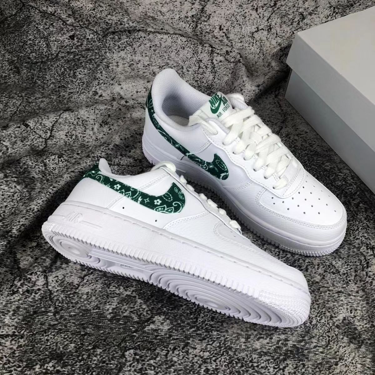 ナイキ エアフォース1 07 エッセンシャル ペイズリー NIKE WMNS AIR FORCE 1 07 ESSENTIALS WHITE GREEN PAISLEY DH4406-102 スニーカー