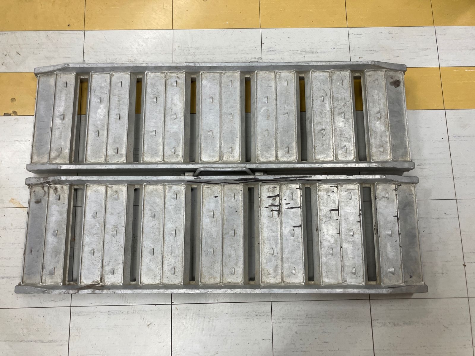 送料含む 品 昭和ブリッジ販売 アルミブリッジ L 1000mm W 345mm 内幅W 300mm 耐荷重1.2t アクトツール富山店 草