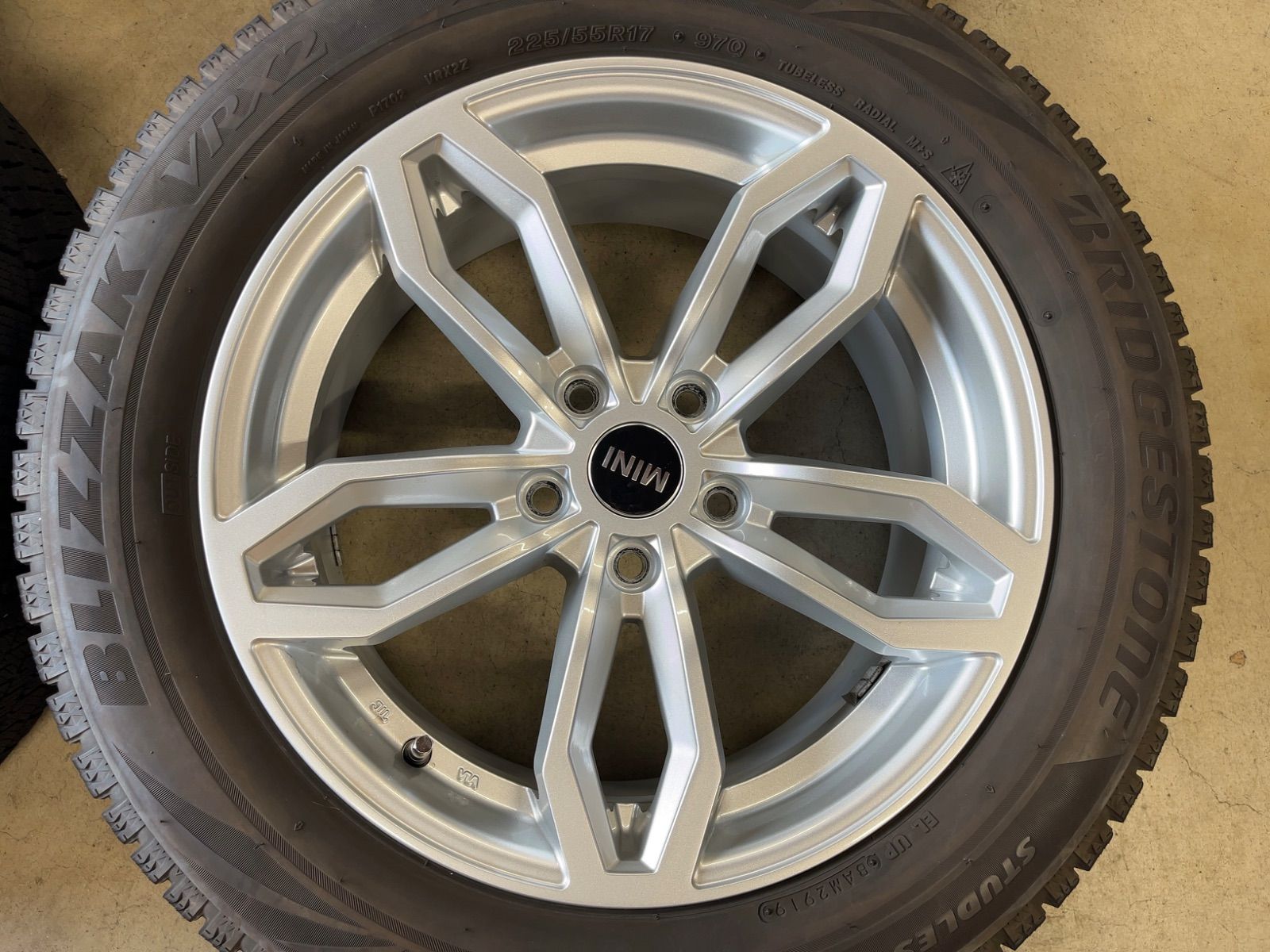 BMW MINIクロスオーバー F60 17in純正ホイール＋スタッドレスタイヤ