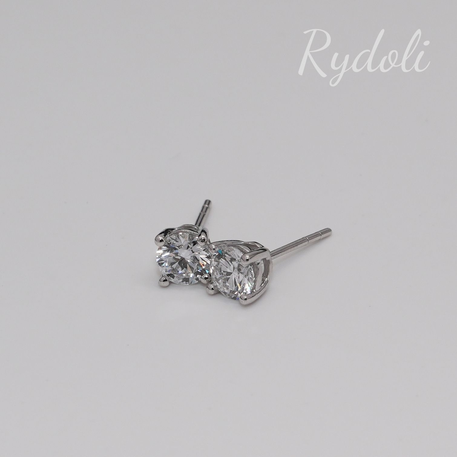 PT950 1.08ct D VS1 ラボグロウンダイヤモンドピアス IGI鑑定書付き  