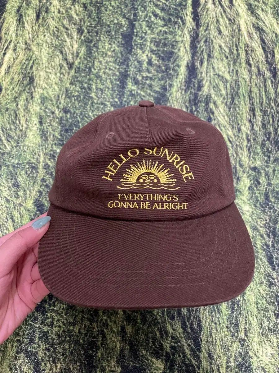 HELLO SUNRISE アーチ ロゴ 5 パネル キャップ ブラウン