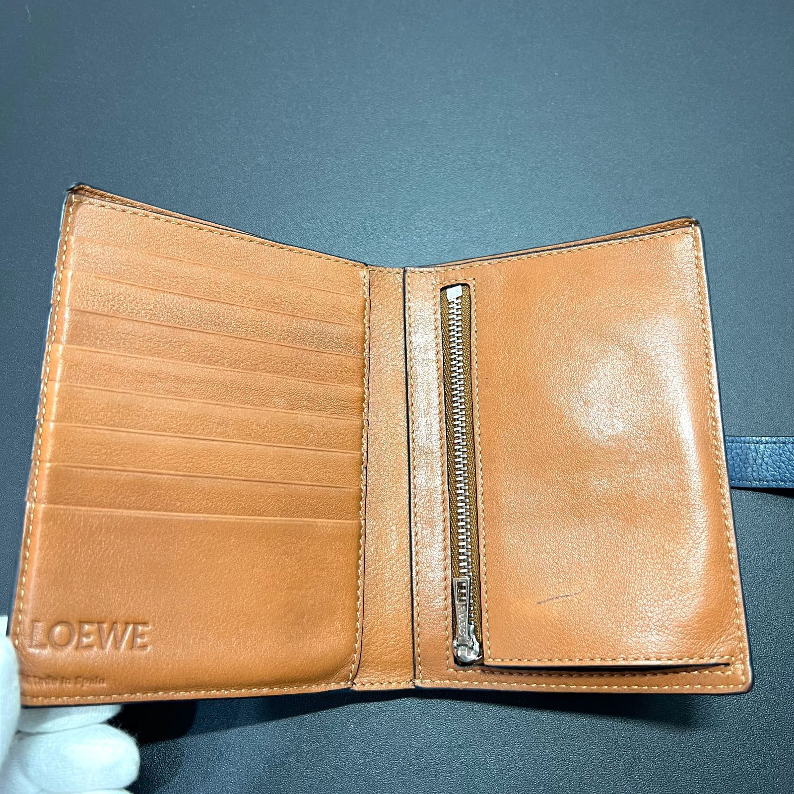 LOEWE／ロエベ バーティカル ウォレット ミディアム 二つ折り