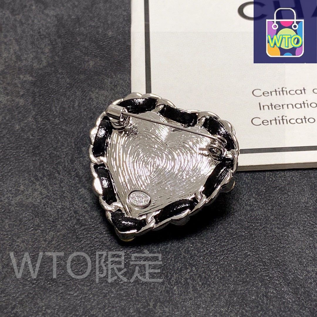 新品未使用　シャネル　ブローチ　ハート　人形　25B 最新作　超希少 入手困難 CHANEL - 新品未使用 シャネル ミニ ハート バッグ チャーム 25B