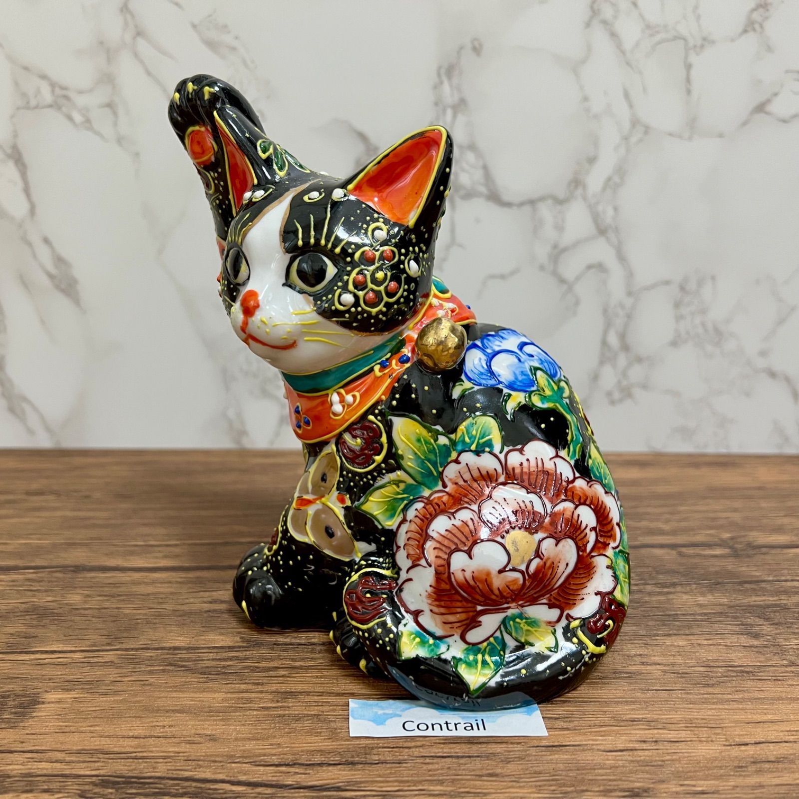 九谷焼 横座り 招き猫 5.5号 黒盛り 花と蝶 九谷焼】横座り 招き猫 黒盛 花と蝶 5.5号 縁起物 置物 右手 金運