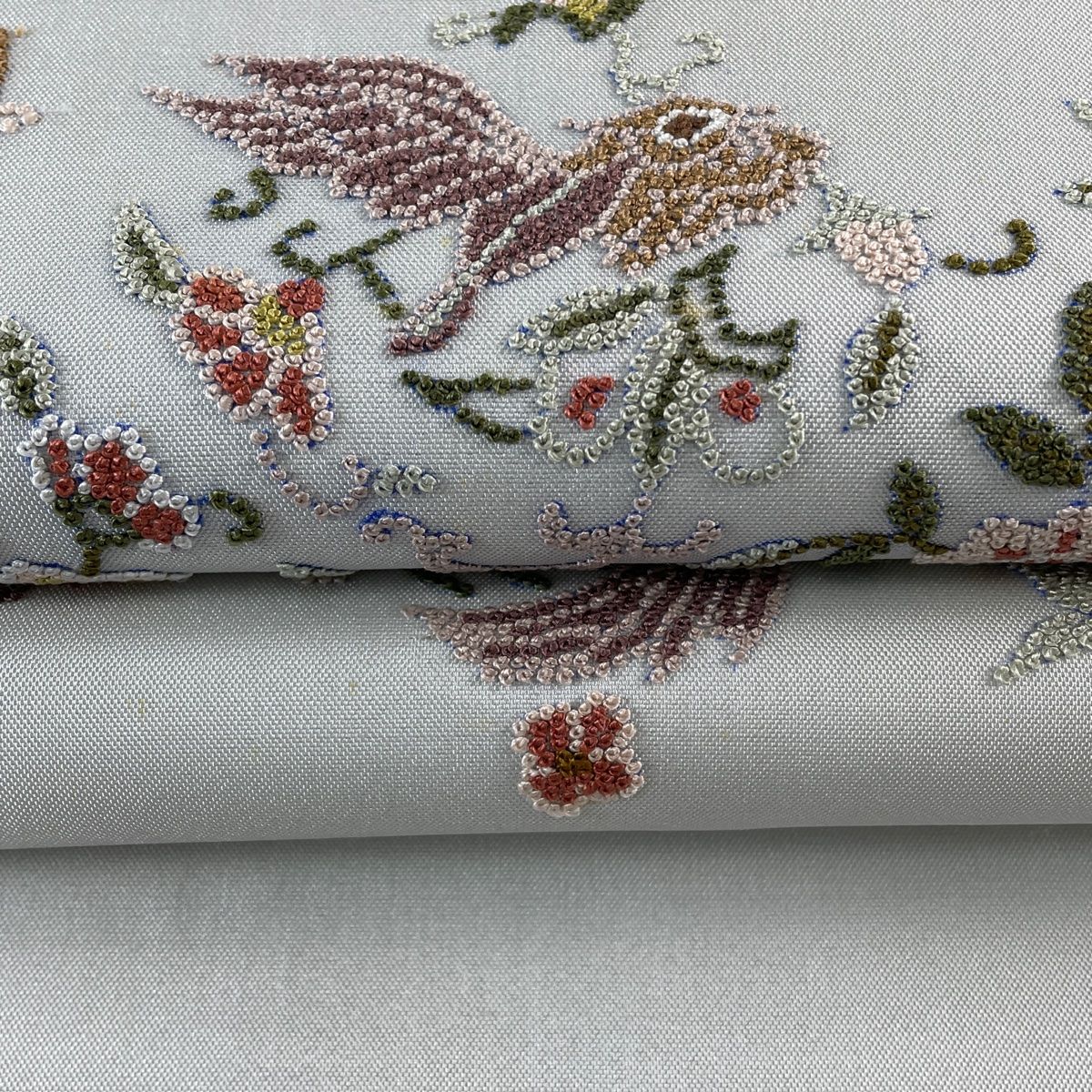 袋帯 名品 華文 草花 相良刺繍 水色 お太鼓柄 正絹 【中古】 - メルカリ