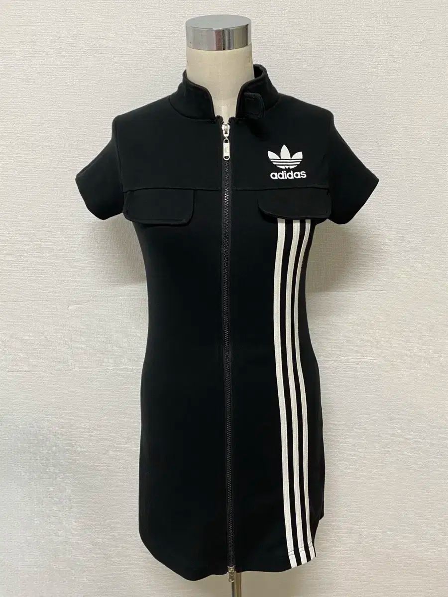 adidas(アディダス) ヴィンテージ 黒 アイボリー 3本線 ジップ adidas(アディダス) ヴィンテージ 黒 アイボリー 3本線 ジップ