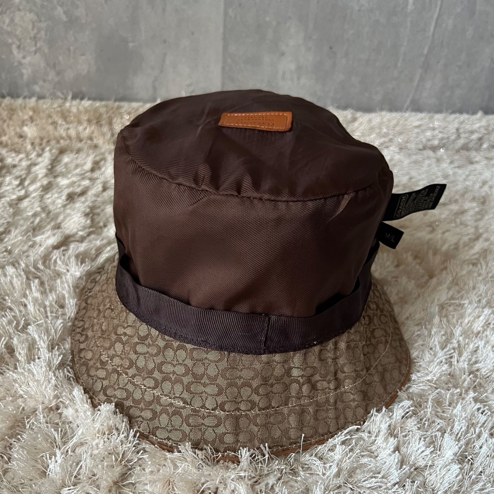 【未使用に近い】コーチ　シグネチャー　帽子　バケットハット　ブラウン　レザータグ COACH コーチ バケット ハット 帽子 シグネチャー柄 ブラウン M