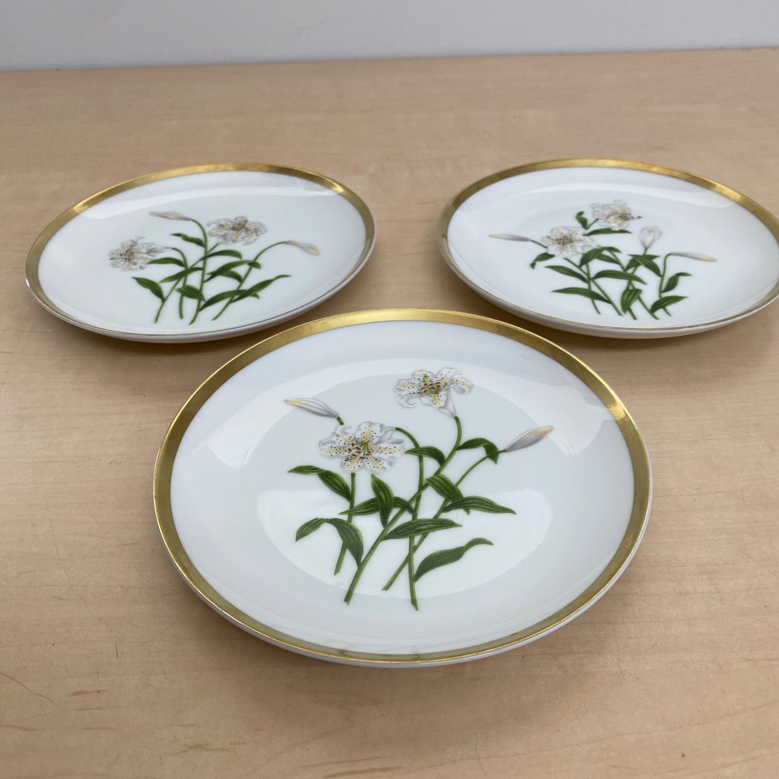 深川製磁 君島一郎百合 小皿 ケーキ皿 16cm 有田焼 食器 【HY1 深川製磁 君島一郎百合 小皿 ケーキ皿 16cm 有田焼 食器 【HY1