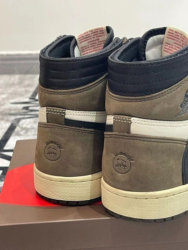 Air jordan1 High Travis Scott新品未使用 TRAVIS SCOTT × NIKE AIR JORDAN 1 RETRO HIGH OGエアジョーダン