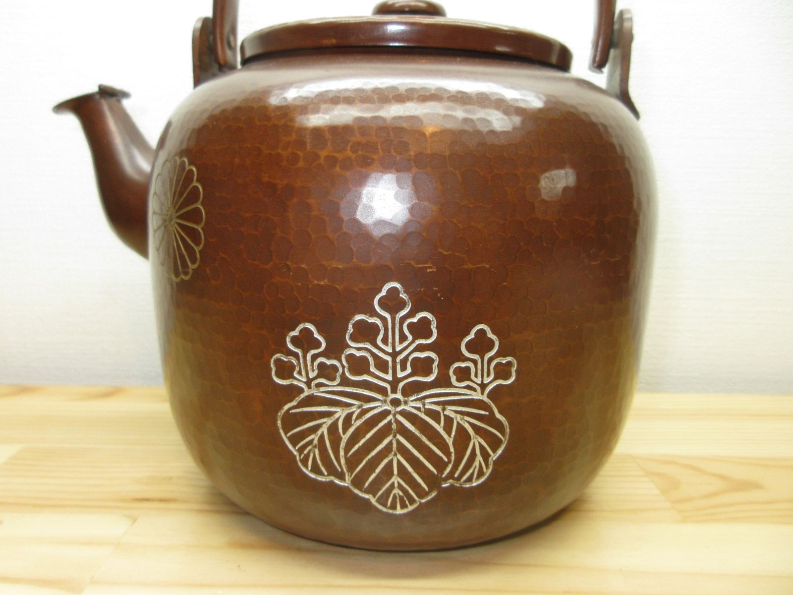 送料込【逢絢亭】茶道具 水屋道具 薬缶 口蓋付 打ち出し 菊桐の図 紙箱入り 逢絢亭】茶道具 水屋道具 薬缶 口蓋付 打ち出し 菊桐の図 紙箱