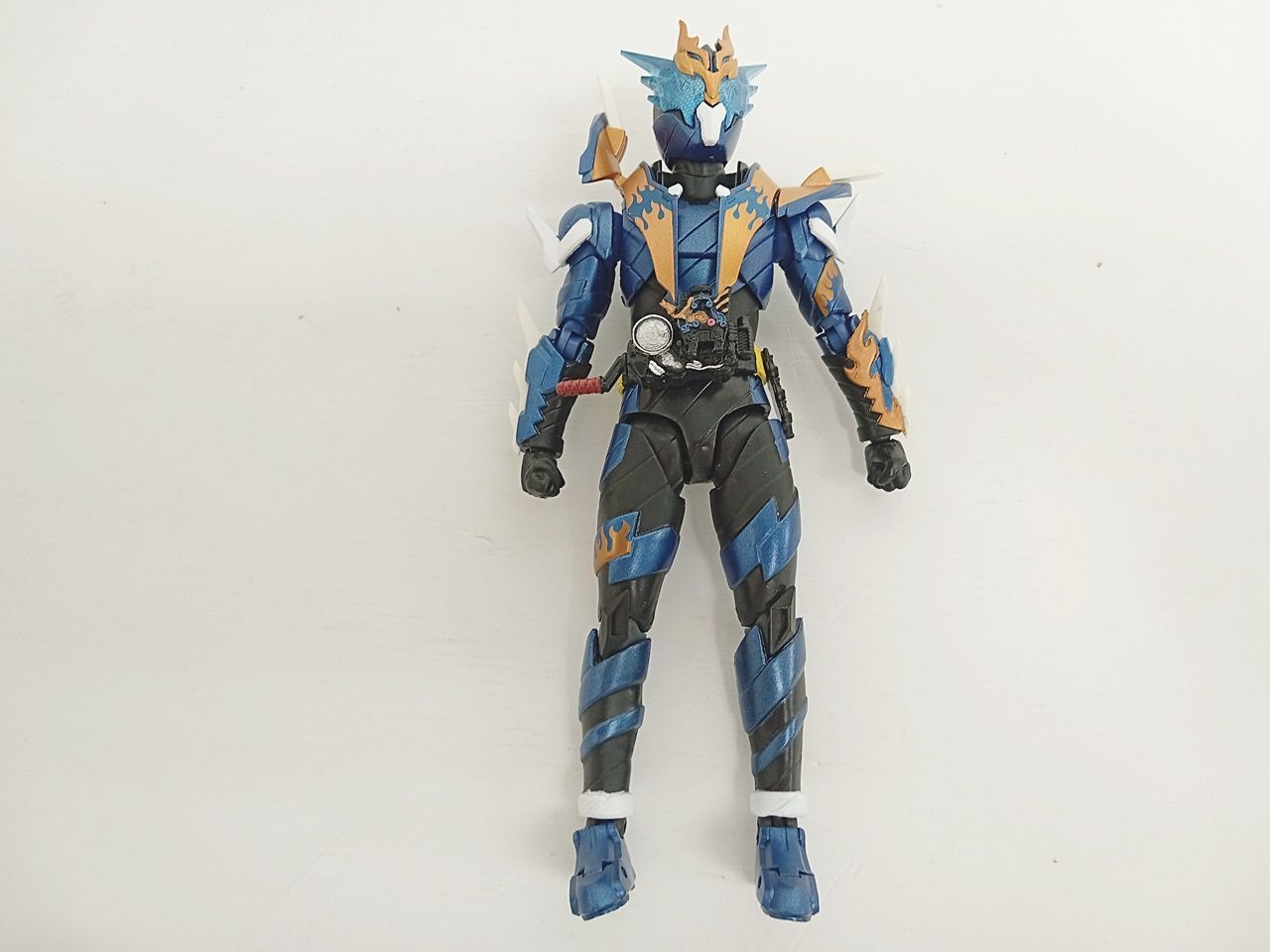 仮面ライダービルド クローズビルドフォーム リペイント 塗装 フィギュア レジェンドライダーシリーズ RKF RKFの仮面ライダービルドクローズビルドフォームのベルトを筆塗り前編