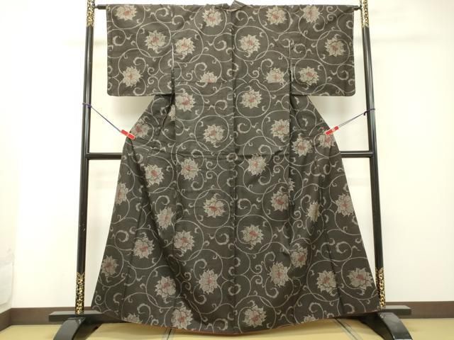 平和屋着物○本場大島紬 7マルキ 古代染色純泥染 花唐草文 岡江文義作  