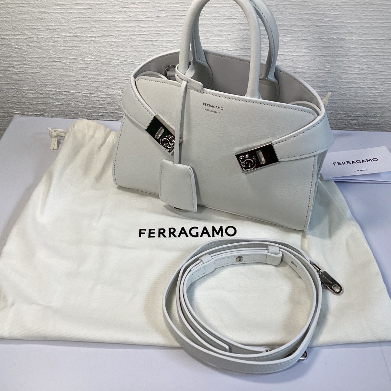 海外限定サイズ】FERRAGAMO Hug ハンドバッグ ミニ 卒業式 入学式 