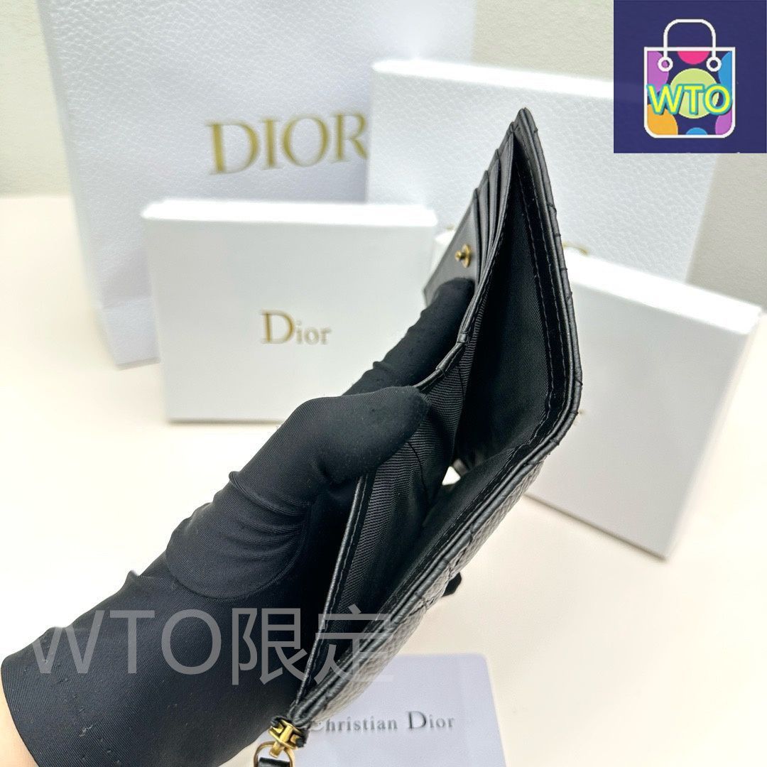 PVCとレザーを組み合わせた多機能で実用的な