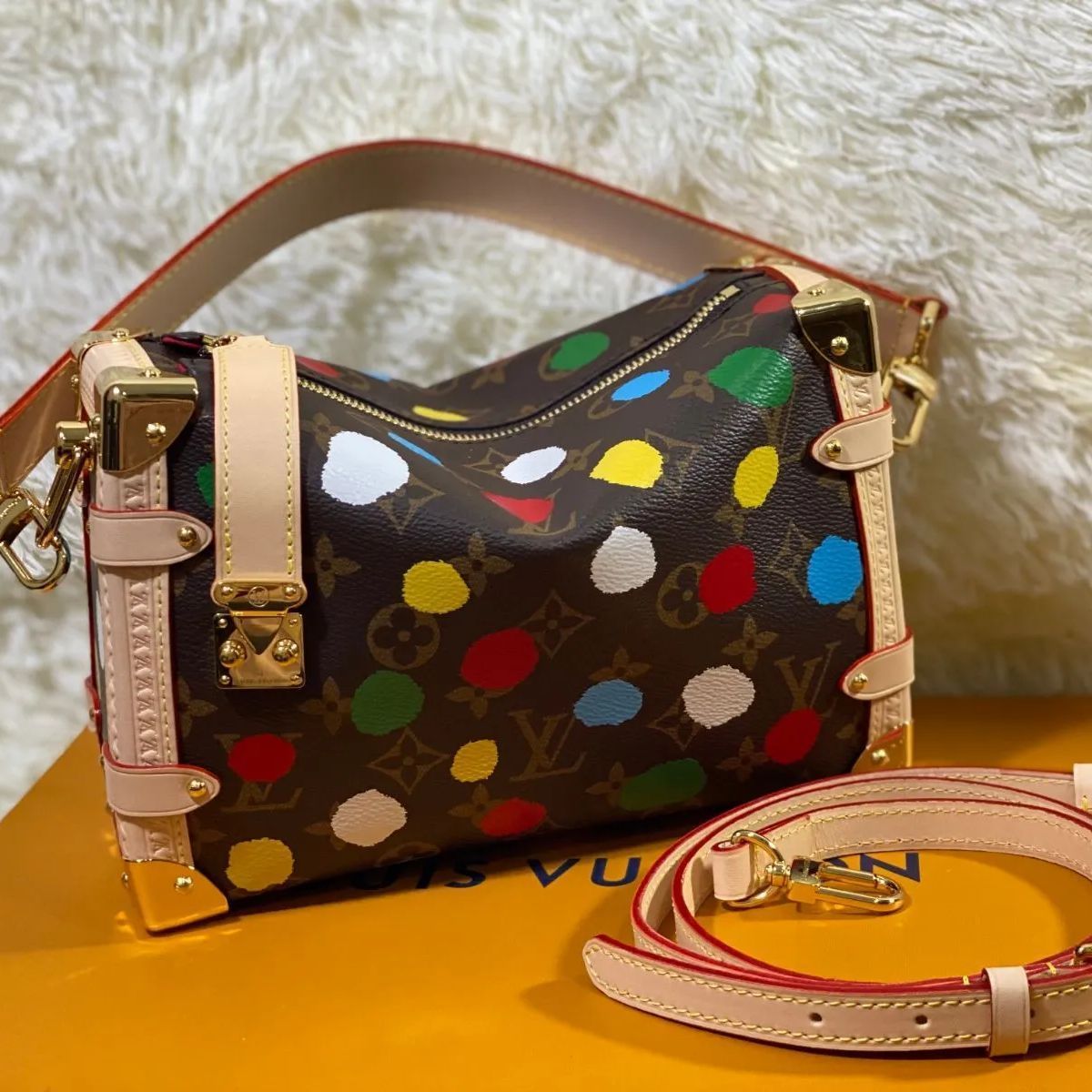 ルイ・ヴィトン共同ブランド草間彌生ファッショナブルな個性のクロス  