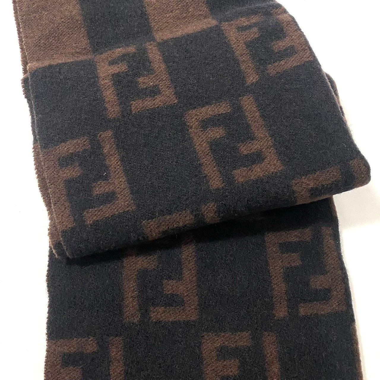 美品 FENDI フェンディ　ズッカ柄 ウールマフラー　ブラウン　ブラック FENDI UOMO フェンディ ズッカ柄 マフラー ブラウン ブラック