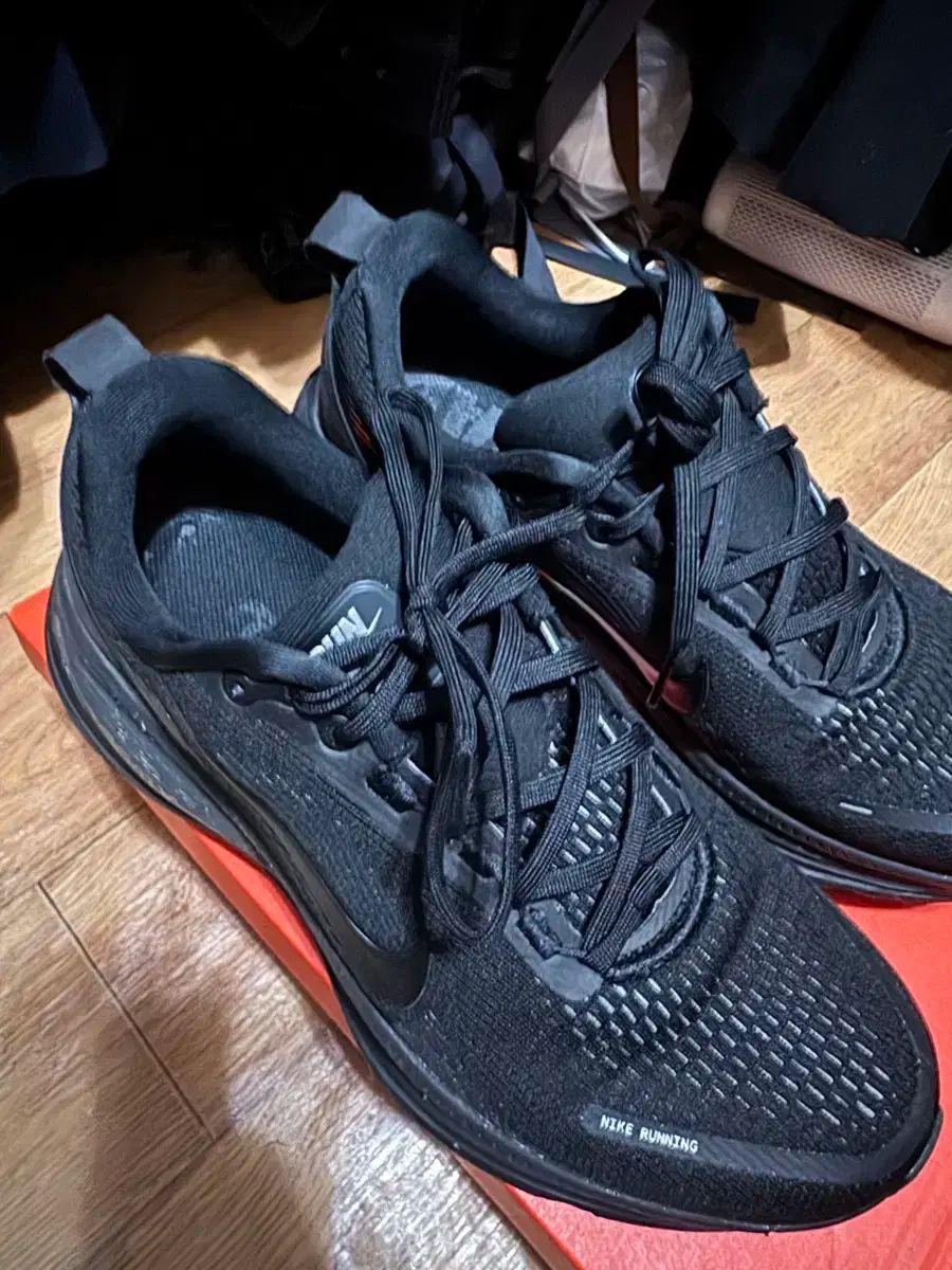 ナイキ ボメロ18 オールブラック 265