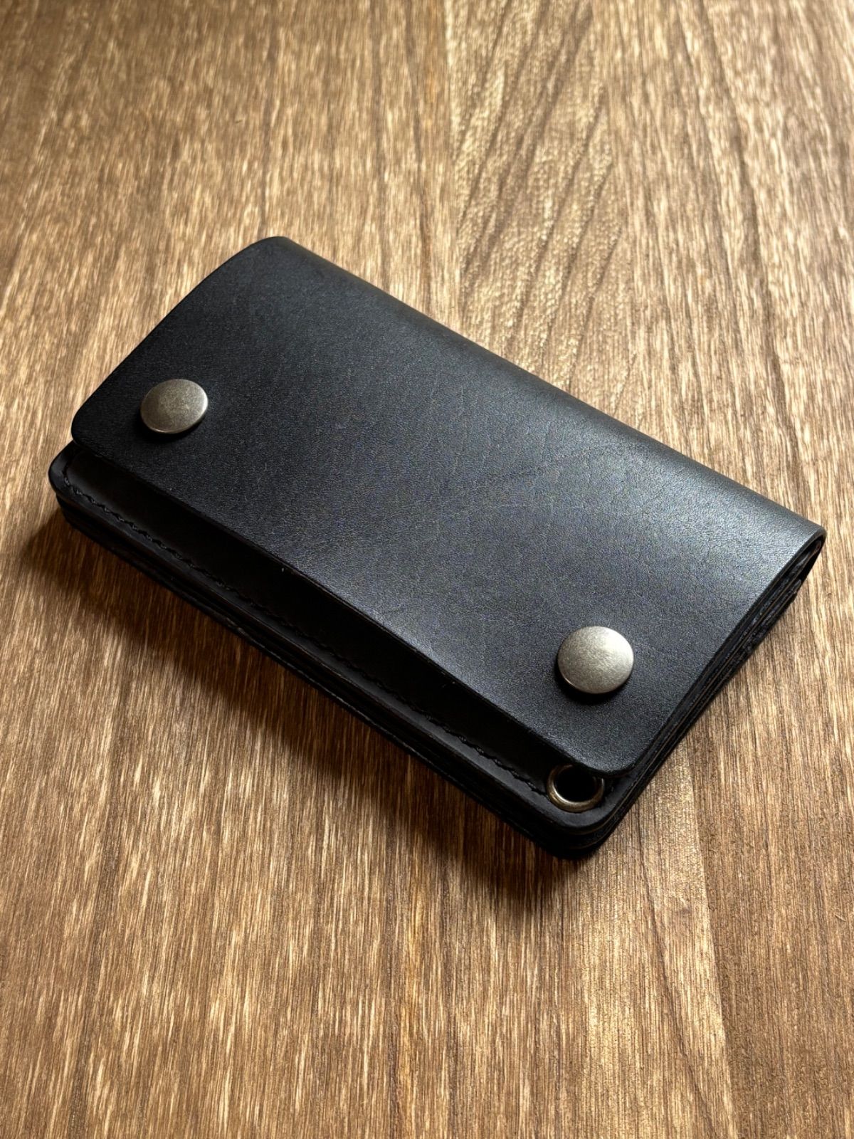 【riri 】トラッカーウォレット　ミドル　黒　3層　薄型　イタリアレザ 1点もの】ミドル トラッカー ウォレット 3層 本革 黒 - メルカリ