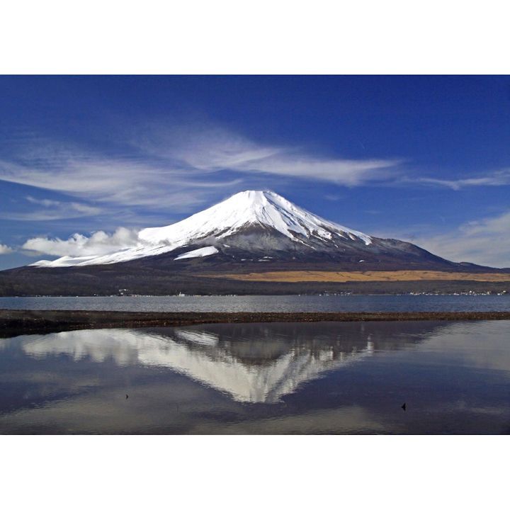 絵画風 壁紙ポスター (はがせるシール式) 冬晴れの逆さ富士と流れ雲 富士山 山中湖 ふじやま キャラクロ FJS-046A1 (A1版 830mm×585mm) ＜日本製＞ ウォールステッカー お風呂ポスター