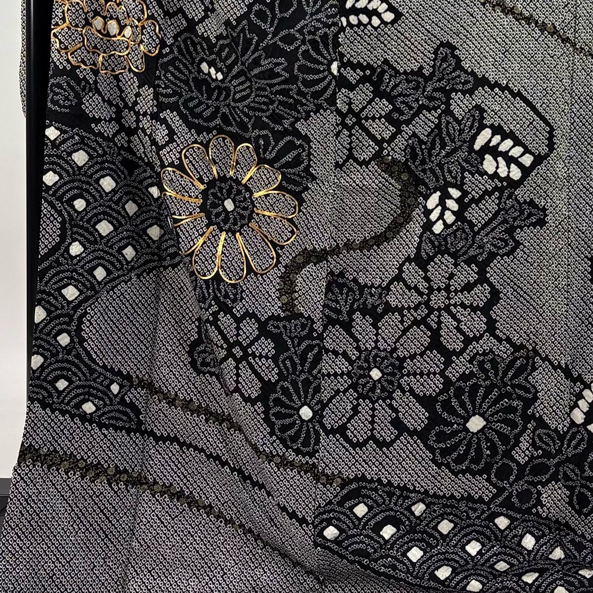 振袖 身丈171.5cm 裄丈71cm L 袷 草花 青海波 金糸 絞り 黒 正絹 秀品