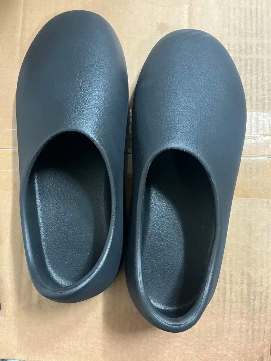 yeezy スリッパ
