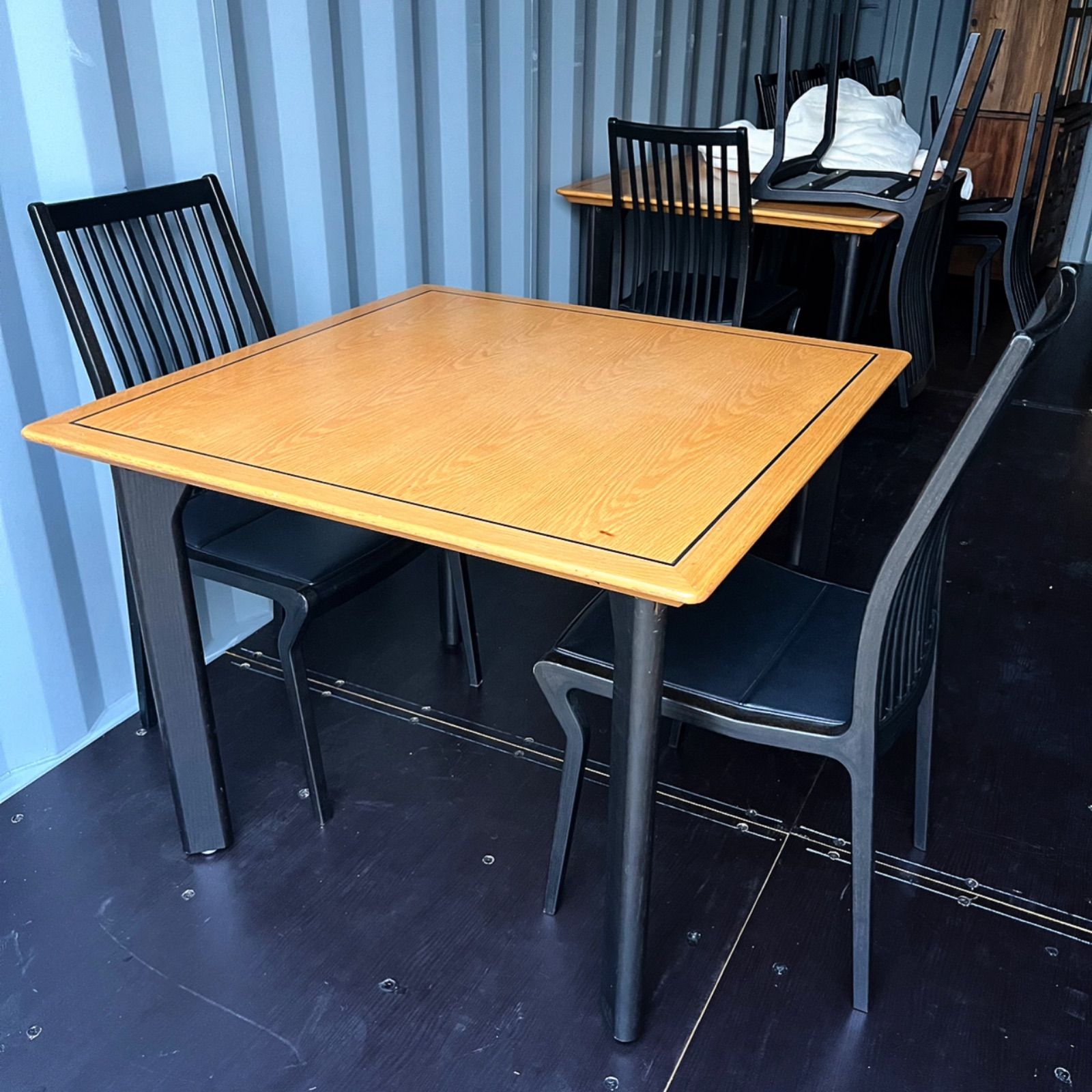 取付無料！天童木工 北欧モダン風正方形ダイニングテーブル＆ダイニングチェア２脚 取付無料！天童木工 北欧モダン風正方形ダイニングテーブル