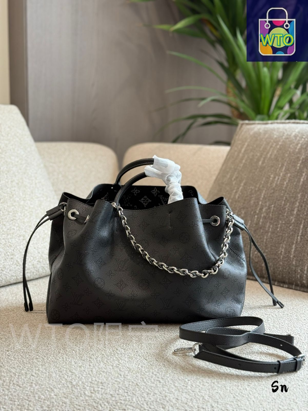 LOUIS VUITTON ドローストリングバッグ ルイ・ヴィトンのミニバッグ「ノエ パース・LV チャーム」ドロー