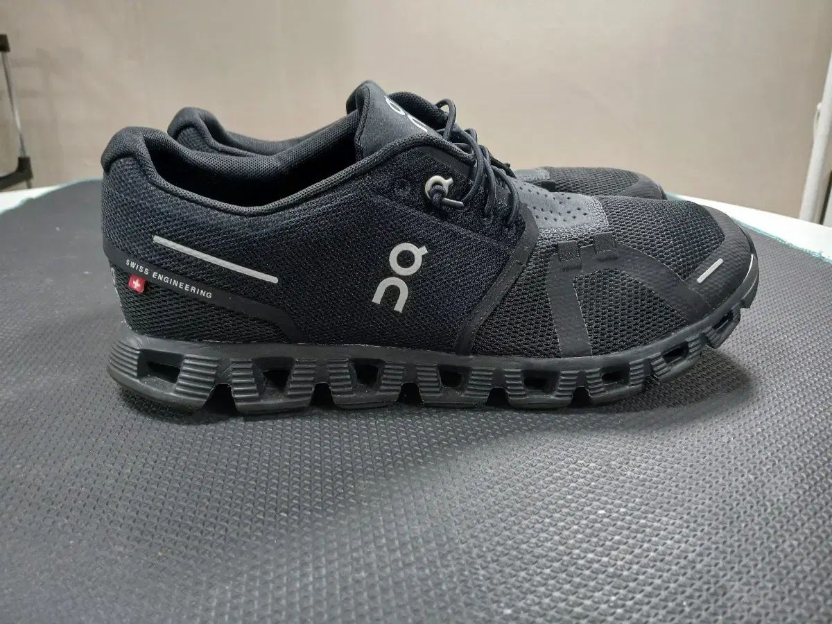 On クラウド ブラック 超軽量 ランニングシューズ 270 OLIVEOS_COM_TR