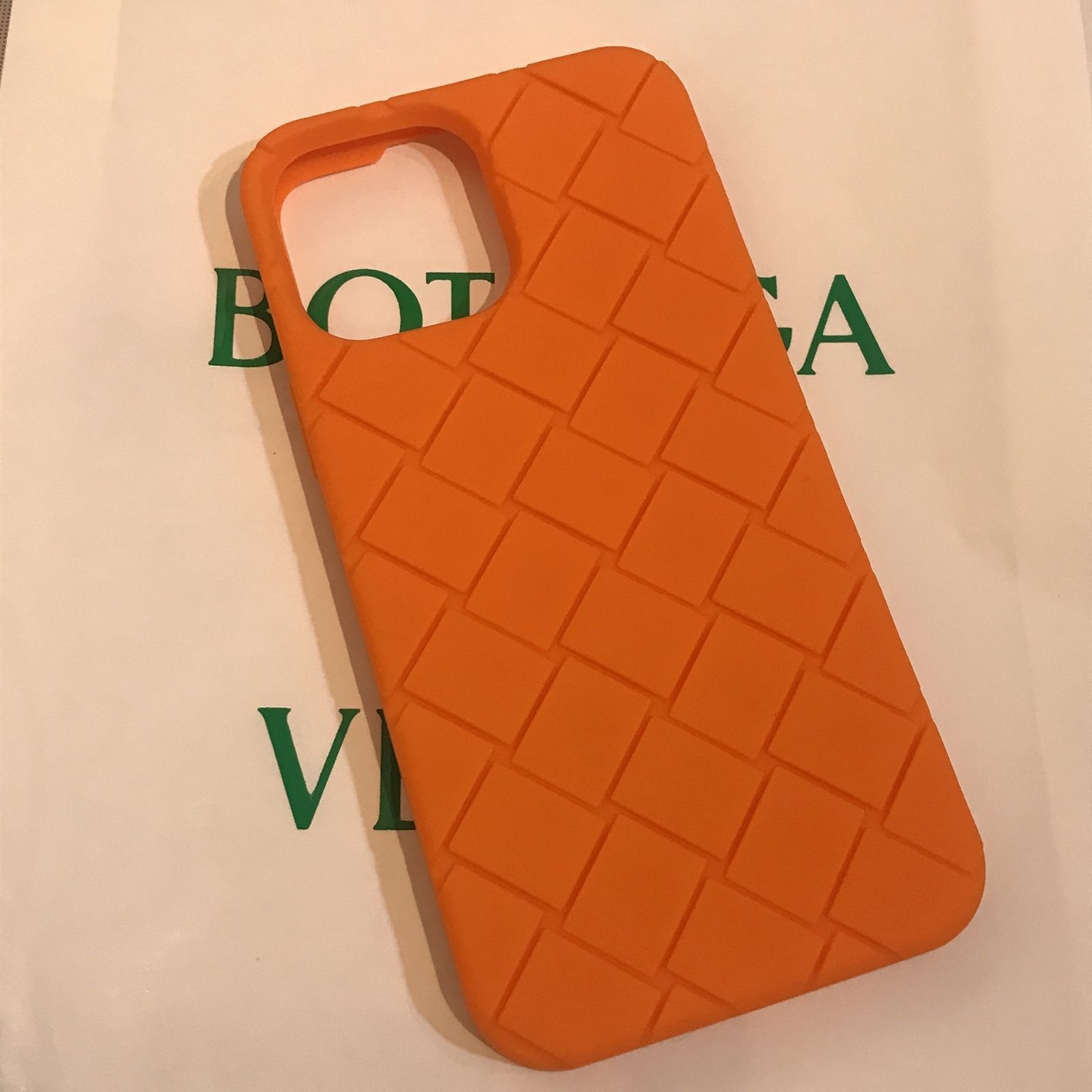 BOTTEGA VENETA iPhone13pro シリコンケース-