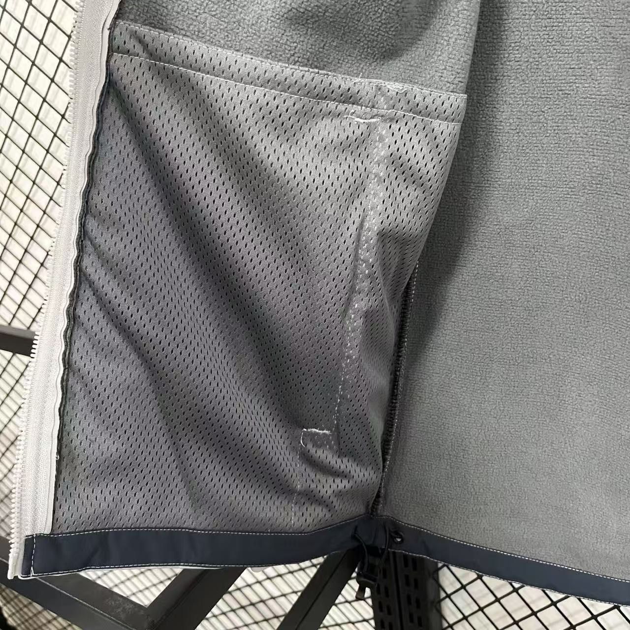 グレー