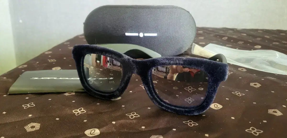 INDEPENDENT ツアーベルベット ミラー サングラス