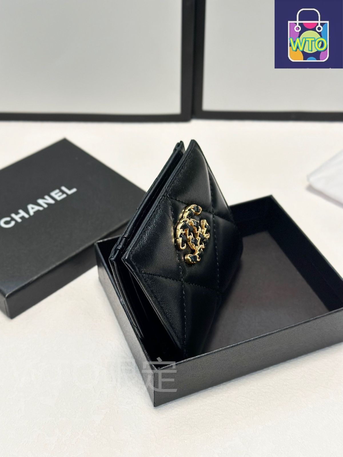 【CHANEL】ヴェルヴェット　財布 チェーンウォレット - ベルベット、ブラック — ファッション