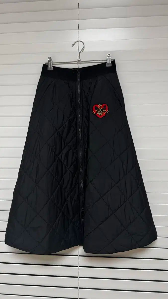 Vivienne Westwood ヴィヴィアン ウエストウッド 刺繍 ブラック キルティング ダウン スカート ラウンド時に良し ゴルフスカート