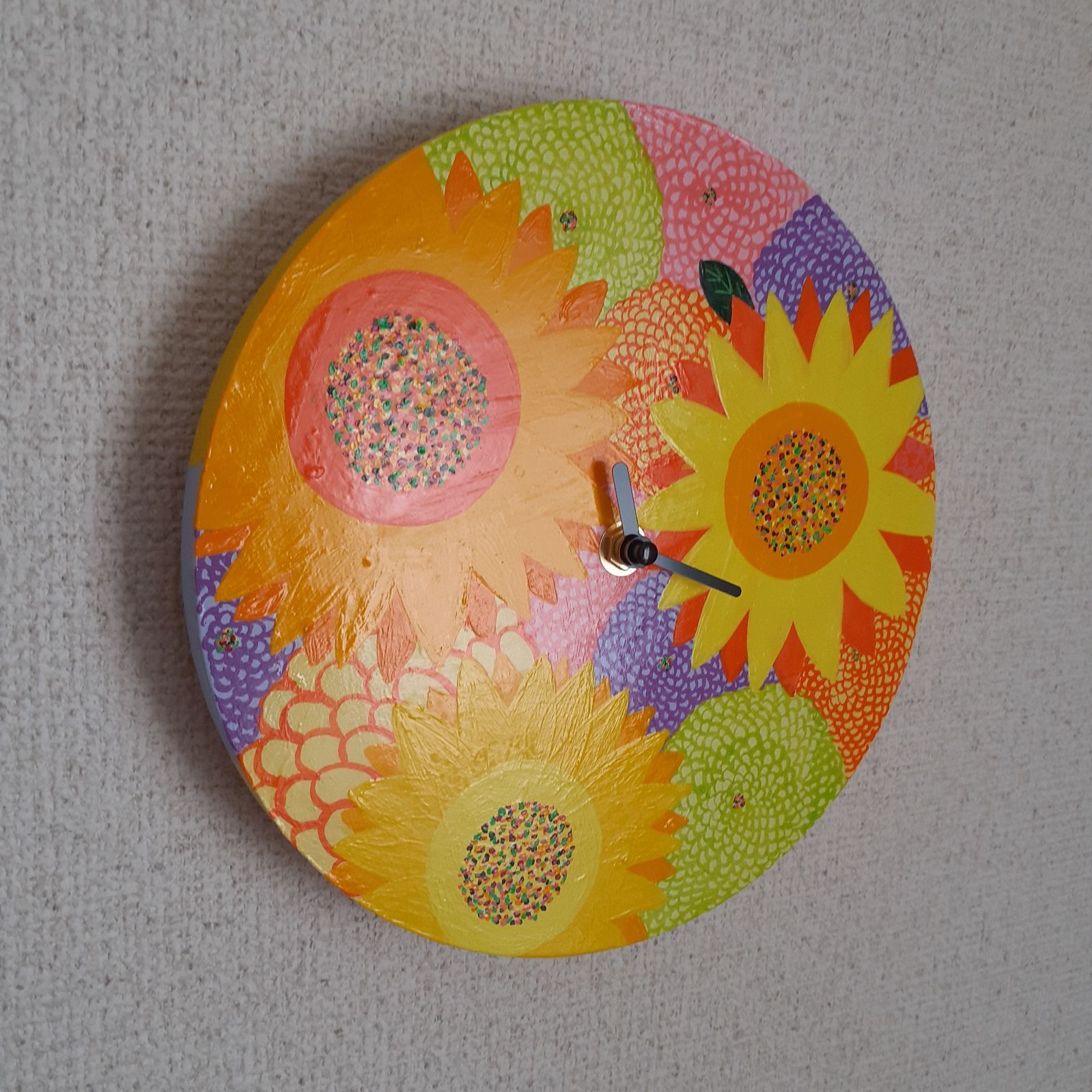 花とひまわりの時計　画家　小楠アキコ作品　白木にアクリル絵の具