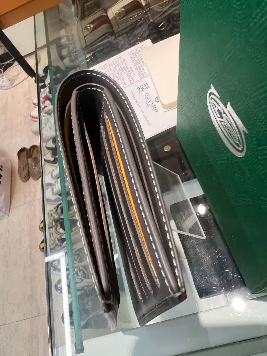 ヴィクトワール 二つ折り財布