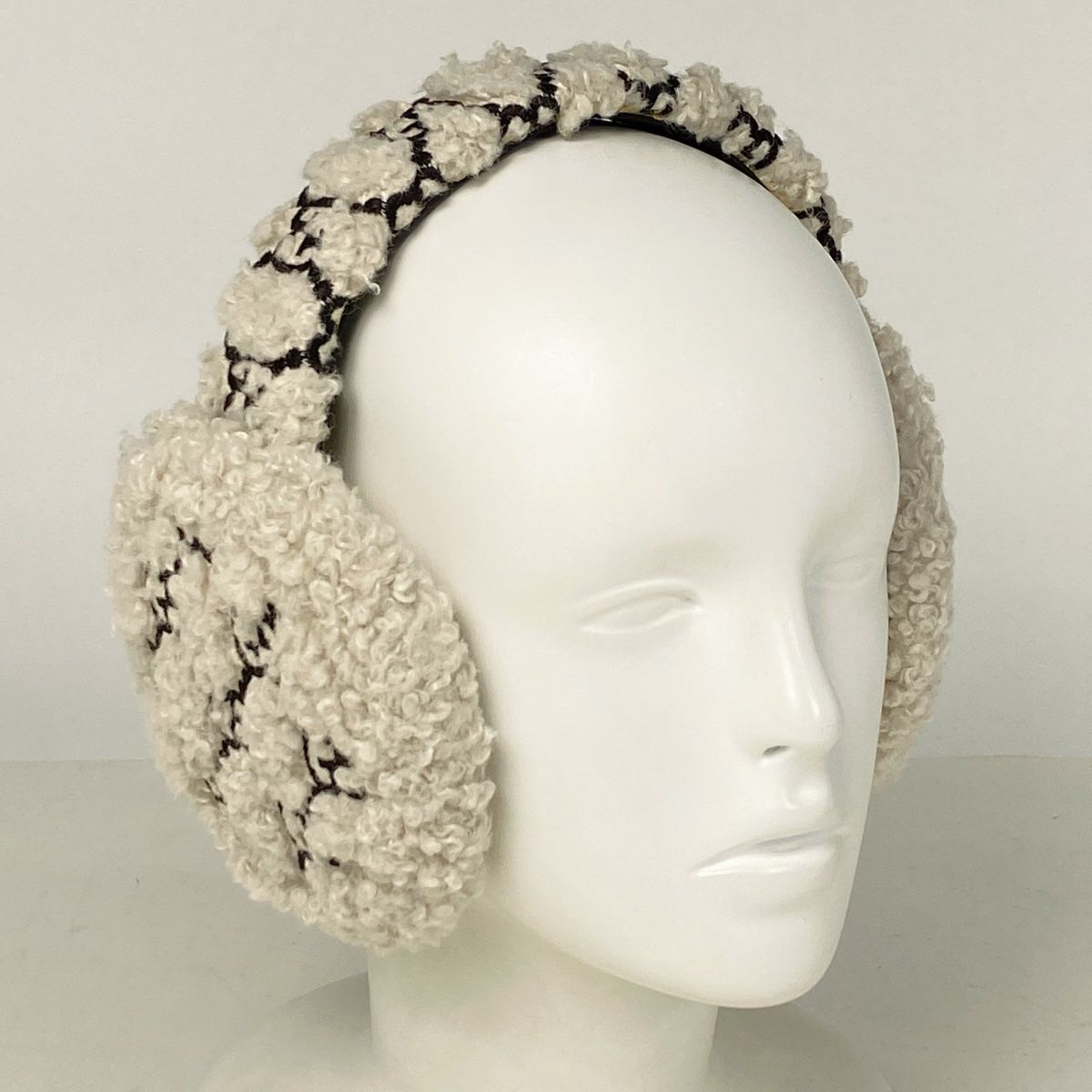 GUCCI GGロゴデザイン 耳あて ホワイト GUCCI GGロゴデザイン 耳あて ホワイト