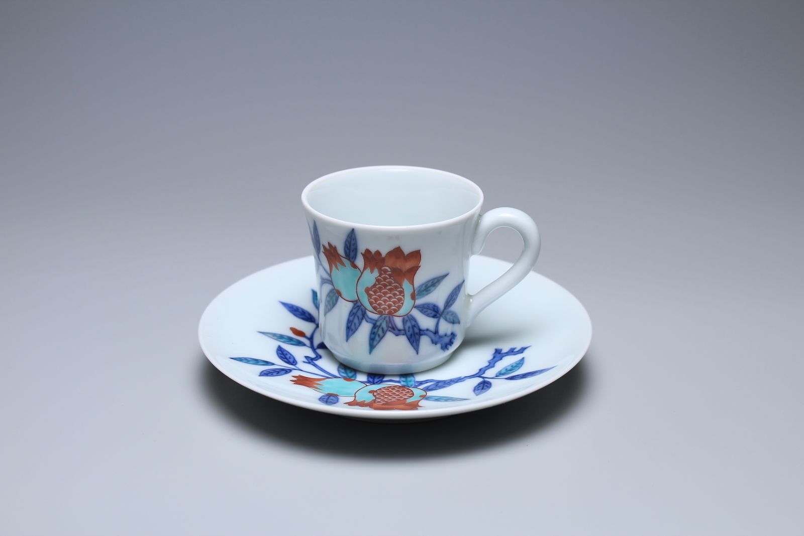 十三代今泉今右衛門　錦柘榴絵珈琲碗2客　カップ＆ソーサー　共箱　【正一古美術】 十三代今泉今右衛門 錦柘榴絵珈琲碗2客 カップ＆ソーサー 共箱