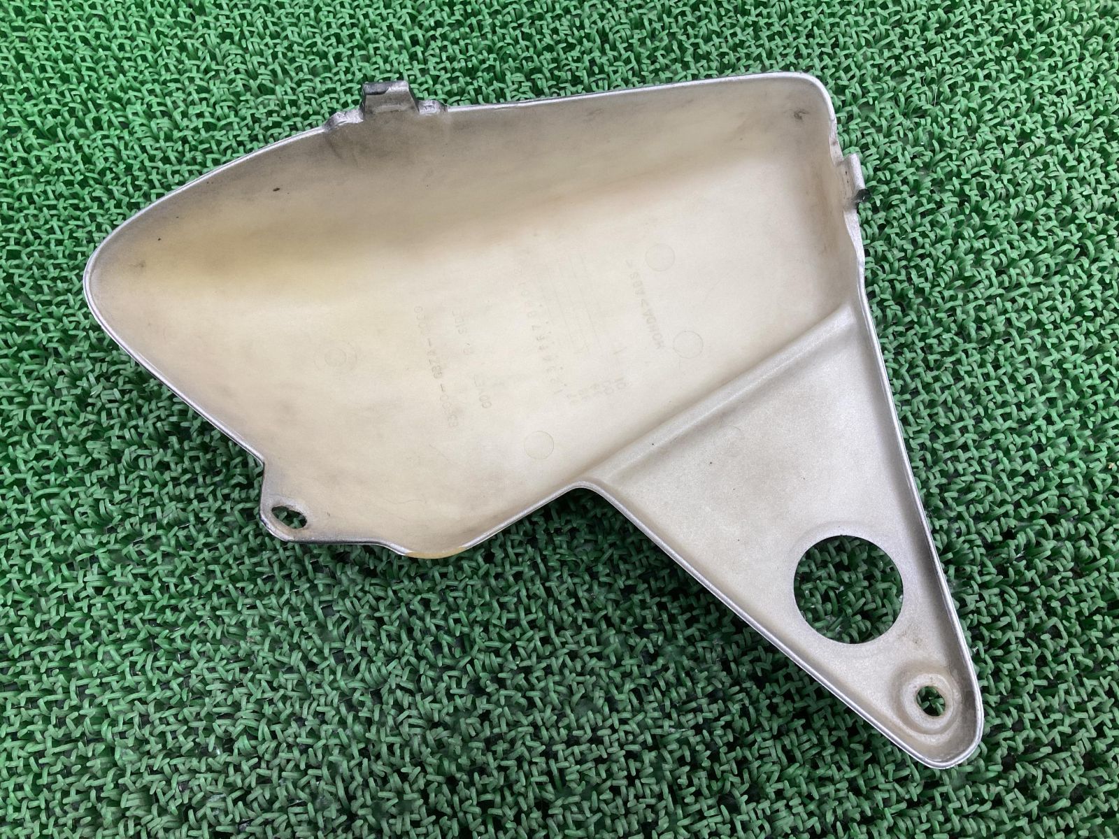 マグナ50 サイドカバー 右 GBZ ホンダ 純正 中古 バイク 部品 AC13 ペイント素材に 割れ欠け無し 品薄 希少品 車検 Genuine