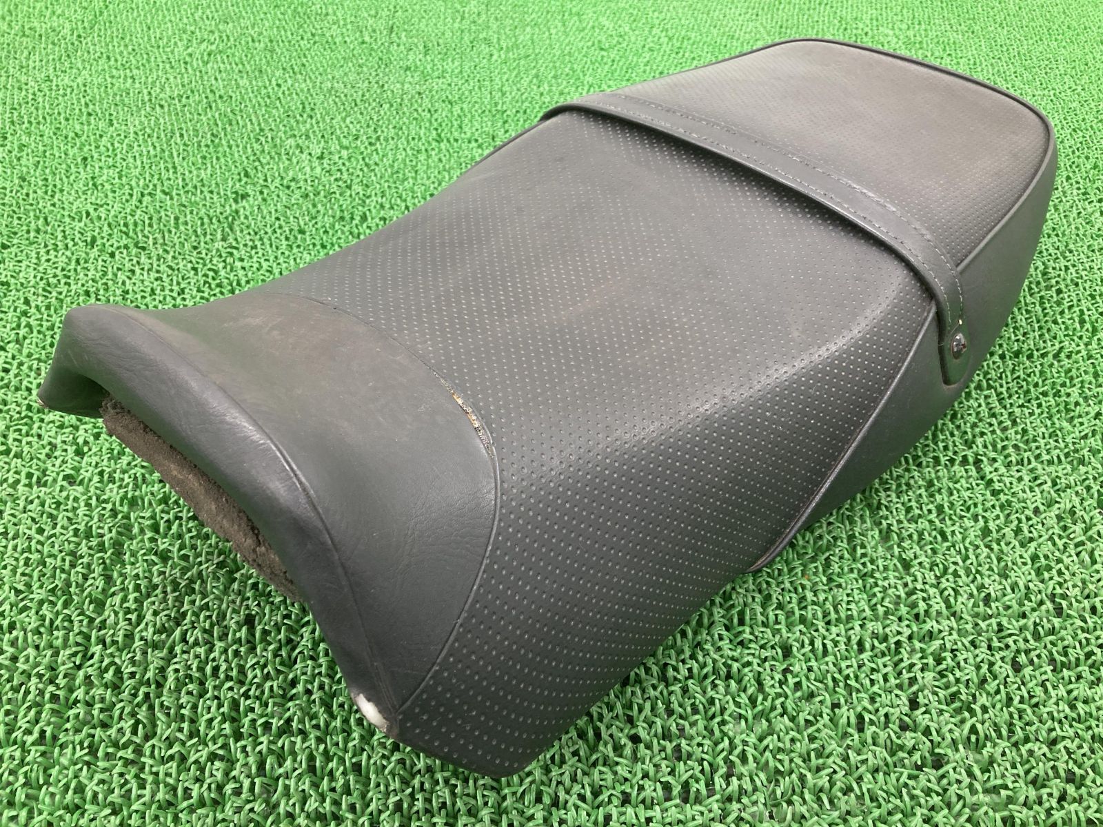XJR400R シート 4HM9 ヤマハ 純正 中古 バイク 部品 RH02J シートバンド 修復素材や張替えベースに 品薄 希少品 車検 Genuine