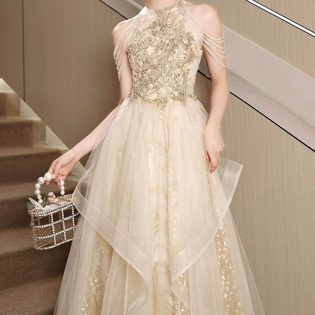 お花のデザインが美しい ホルターネックのイブニングドレス