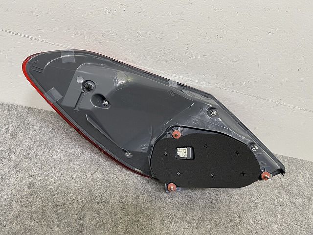 新品!Cクラス W205 純正 右 テールランプ/ライト/レンズ LED