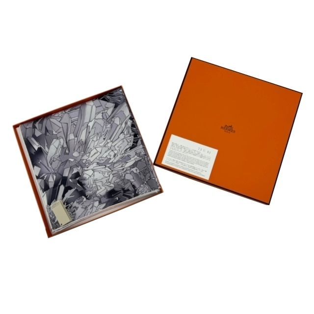 HERMES スカーフ　カレ90《ラ・ヴァレ・ドゥ・クリスタル》新品 カレ 90 《ラ・ヴァレ・ドゥ・クリスタル》 | Hermès - エルメス-公式